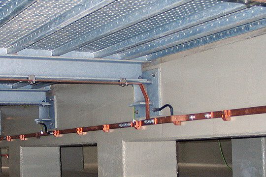 Potentialausgleichsleiter aus Kupfer mit Anschlüssen in einer Industriehalle
