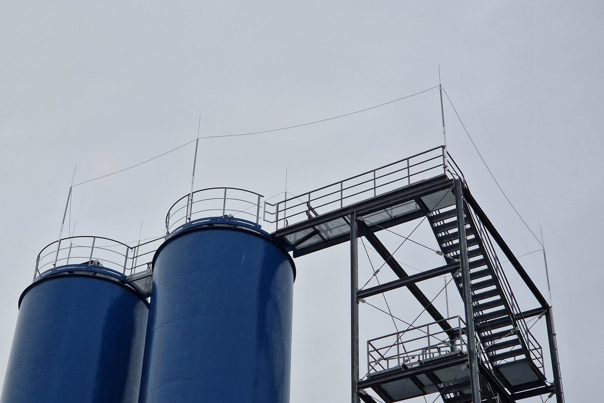 Klaeranlage_Dortmund-Deusen_Blitzschutz_kachel Fangeinrichtung mit Fangstangen und Fangleitungen an den Silos der Kläranlage Dortmund-Deusen
