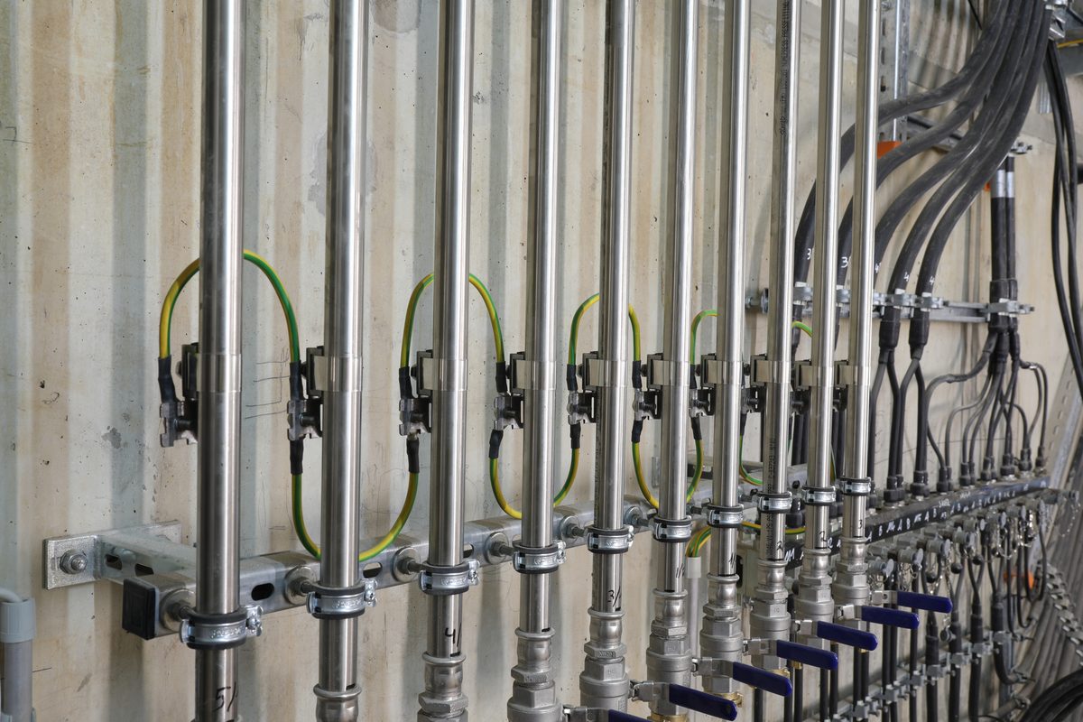 Pumpwerk_Emscher_Potentialausgleich_Detail_kachel Potentialausgleich an Edelstahlrohrleitungen mit Überbrückungen in einem Pumpwerk der Emschergenossenschaft