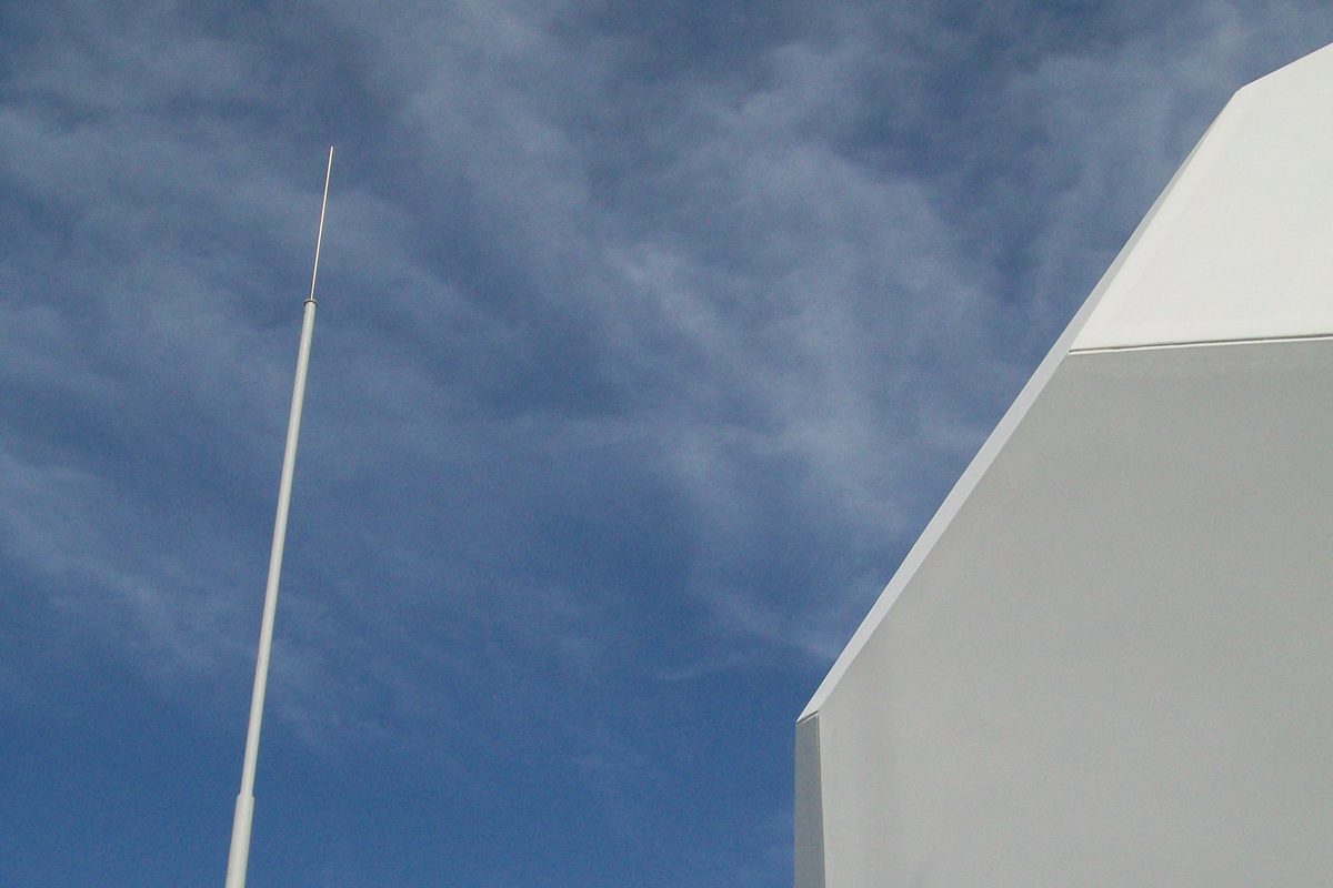 Radom_DWD_Essen_GFK-Fangmast_quer GFK-Fangmast neben dem Radom des Wetterradars des Deutschen Wetterdienstes in Essen