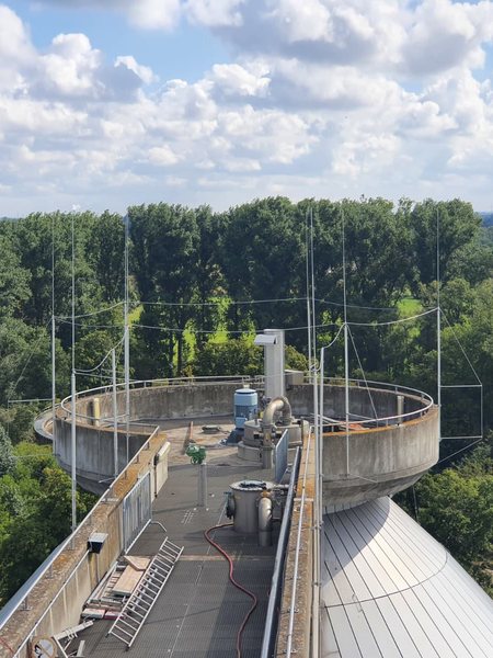 wettingfeld-blitzschutz-faulturm-isoliert Isolierte Fangeinrichtung auf einem Faulturm