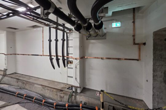 Potentialausgleich mit Kupferschiene im Kabelkeller
