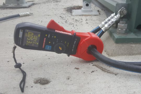 Messung mit der Erdungsmesszange an einer Ableitung auf dem Dach